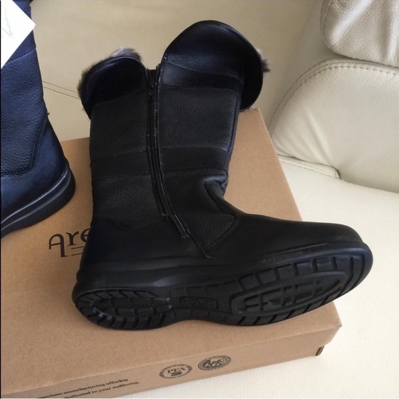 NWT ARENI Women’s Warm Weather Resistant Boots, size 9. - Picture 4 of 7